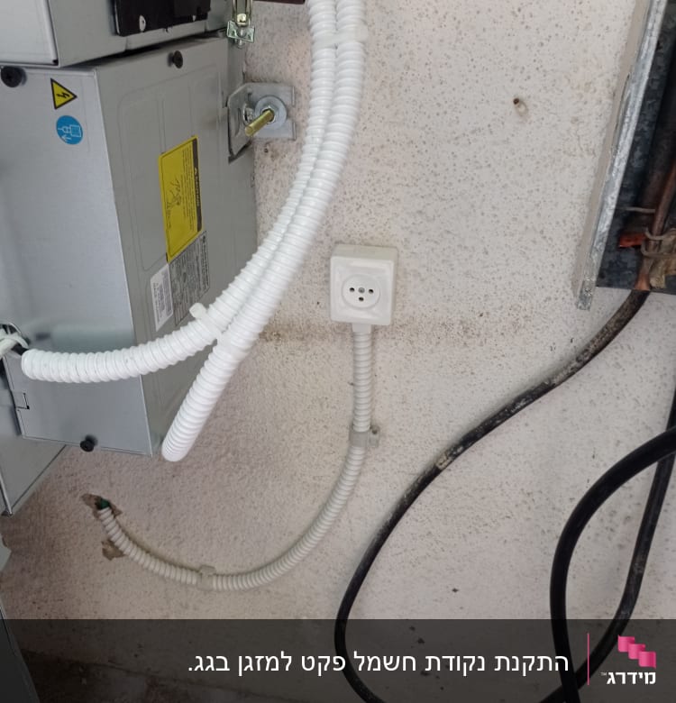 שקע חשמל, צינורות פלסטיק, לוח חשמל על קיר